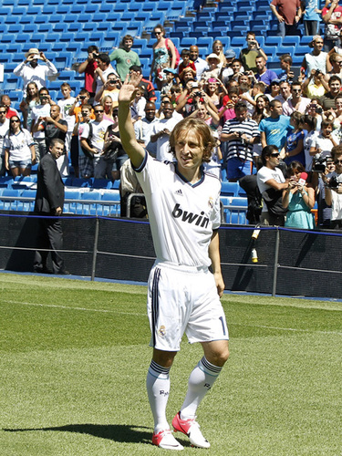 莱比锡6-0大胜法兰克福，迪奥曼德戴帽，鲍姆加特纳一射两传（莱比锡6-0横扫法兰克福：迪奥曼德上演帽子戏法，鲍姆加特纳1球2助攻）