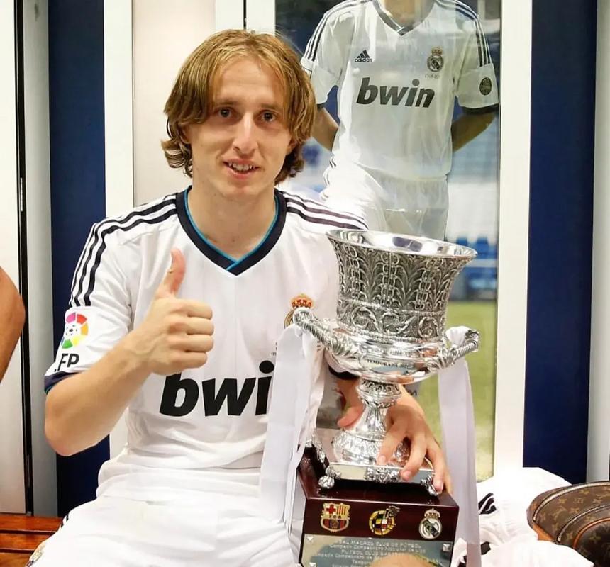 C罗在沙特联赛首秀中上演绝杀，以一记精彩倒钩射门击败对手，助力利雅得胜利领跑积分榜。（沙特联赛处子秀，C罗倒钩压哨绝杀，助利雅得胜利登顶积分榜）