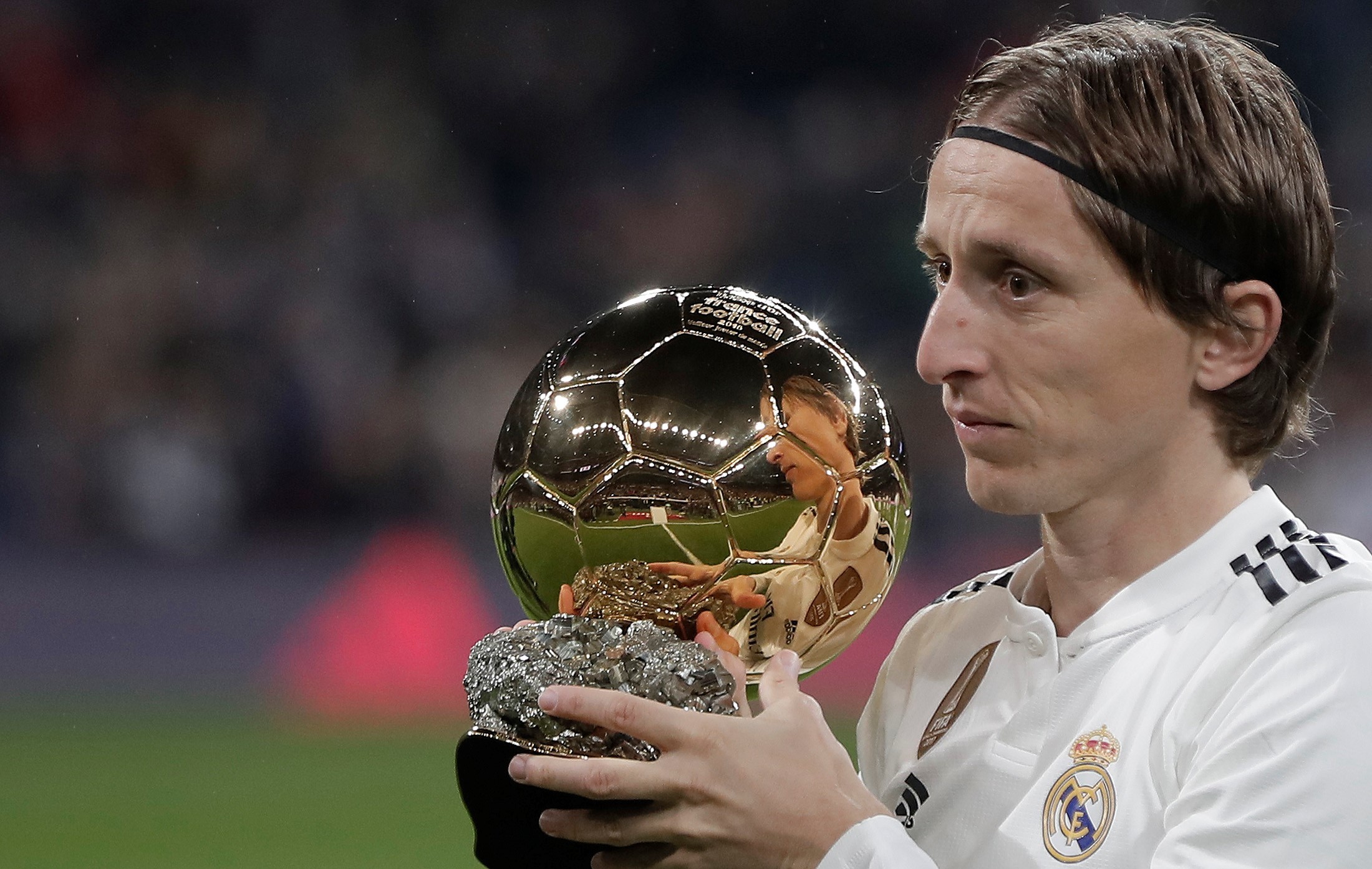 邵佳一告诫小球员：怎么能喝可乐呢，光跟老队员学散漫了（邵佳一批评小将：别学老队员散漫，怎么还能喝可乐？）