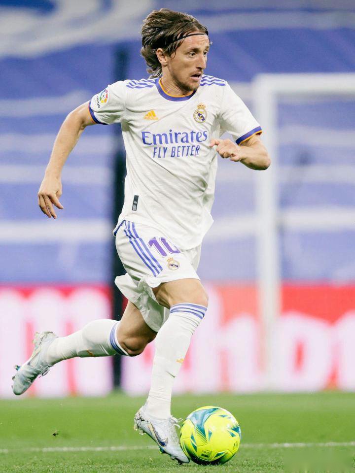 和三笘薰合影的11岁小球员有日本和法国血统，出自吉田麻也担任院长的青训机构（与三笘薰合影的11岁小将为日法混血，出自吉田麻也任院长的青训机构）