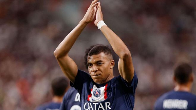 每体：法兰克福球迷有1000人无门票想混进场，被安保当时驱离（每体：约千名法兰克福无票球迷欲闯入球场，遭安保现场驱散）