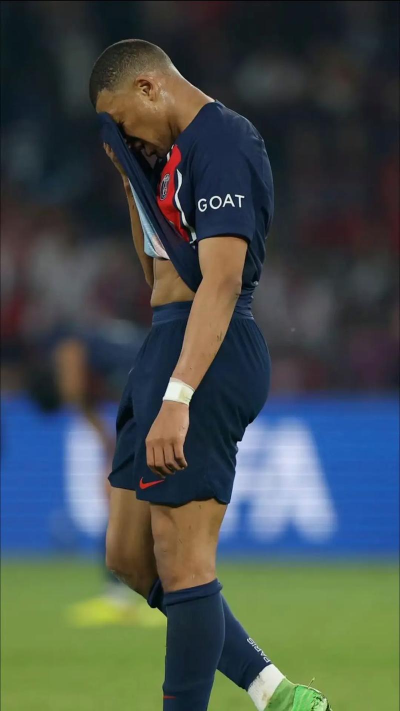 新援阿里亚斯参加了狼队在西班牙的首堂训练课！🇨🇴（阿里亚斯亮相狼队西班牙首训！🇨🇴）